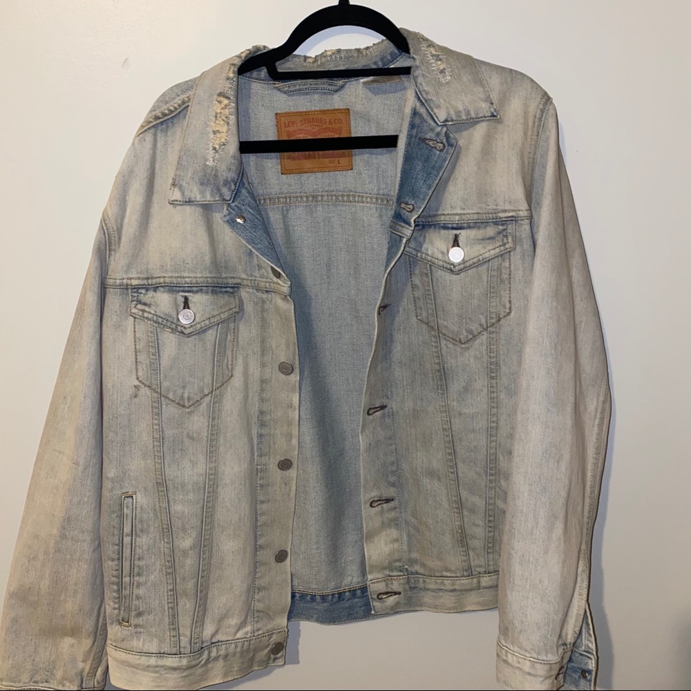 Levi’s denim jacket (light wash)